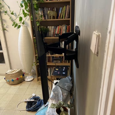 טלוויזיה מותקנת על זרוע קיר בחדר