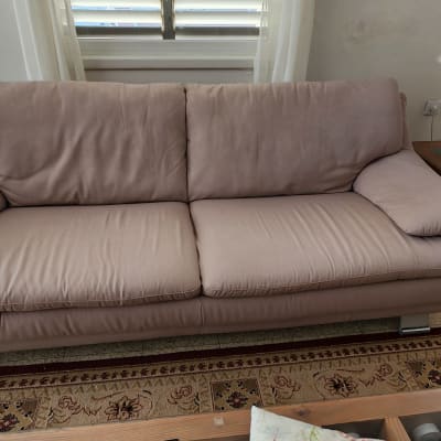 ספה בצבע בז