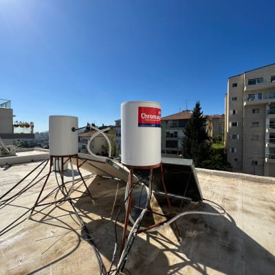 דודי שמש על גג עם קולטים וצינורות