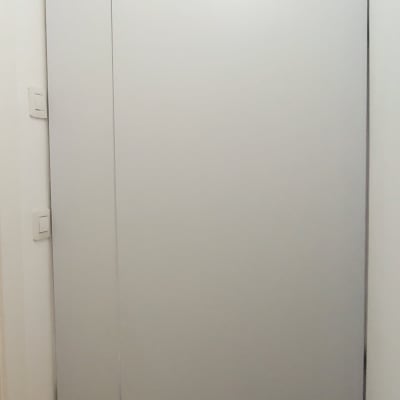 ארון קיר לבן עם דלתות חלקות