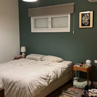 תמונה של ציור מופשט בשחור ולבן על הקיר