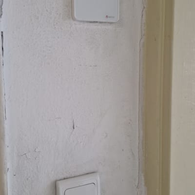 מתג חשמלי על קיר עם התקן חכם