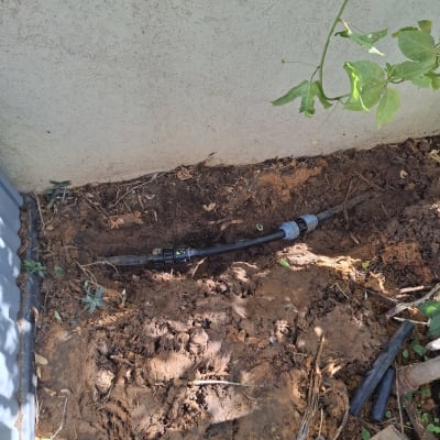 צינור מים מחובר עם מחברים באדמה