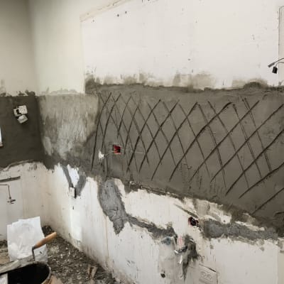 קיר עם טיח וכלי עבודה בחדר שיפוצים