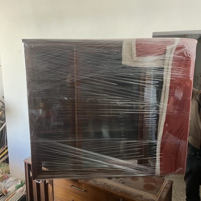 רהיט עטוף בניילון מוכן להובלה