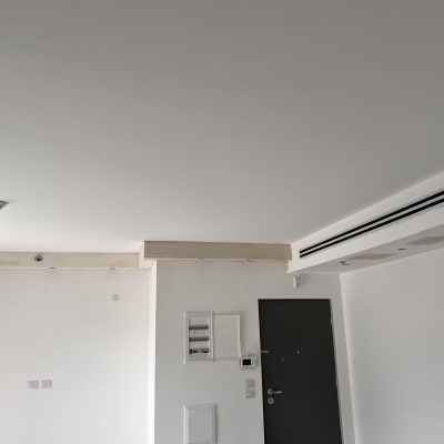 תקרת גבס עם תאורה שקועה ופתחי מיזוג