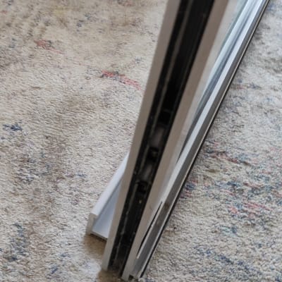 מסגרת דלת הזזה על שטיח