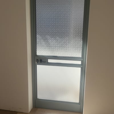 דלת עם מסגרת אלומיניום וזכוכית מחוספסת