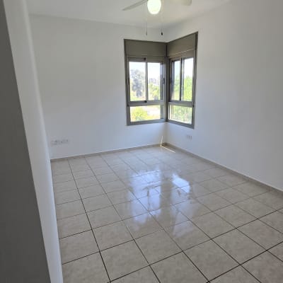 חדר ריק עם קירות צבועים ותקרה עם מאוורר