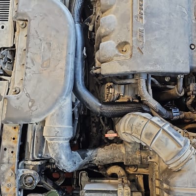 מנוע רכב עם צינורות ומכסה מנוע פתוח