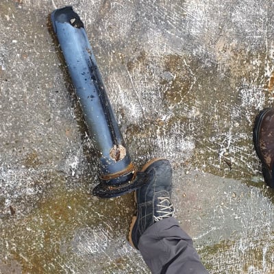 צינור שבור של דוד שמש על רצפה