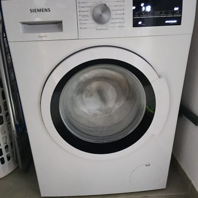 מכונת כביסה של סימנס עם לוח בקרה