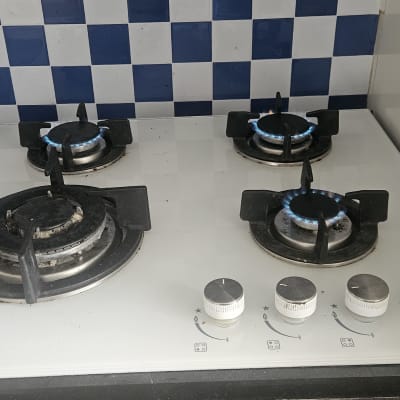 כיריים גז עם ארבעה מבערים דולקים