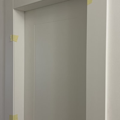 דלת לבנה עם מסגרת וסרט דבק צהוב