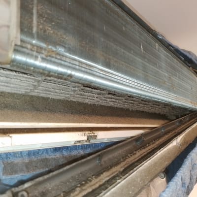 יחידת מיזוג אוויר עם לכלוך ואבק על הסלילים