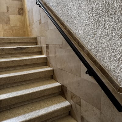 מעקה מתכת על גרם מדרגות פנימי