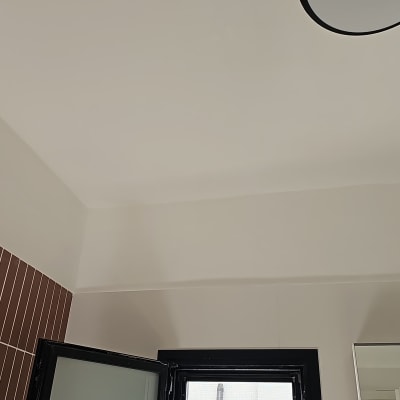 תקרה עם אריחים חומים ודלת פתוחה