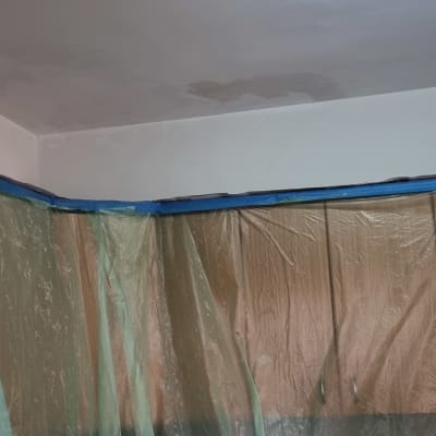 תקרה וקירות מכוסים בניילון כהכנה לצביעה