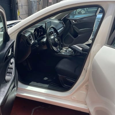 מכונית לבנה עם דלת פתוחה, מושב קדמי גלוי