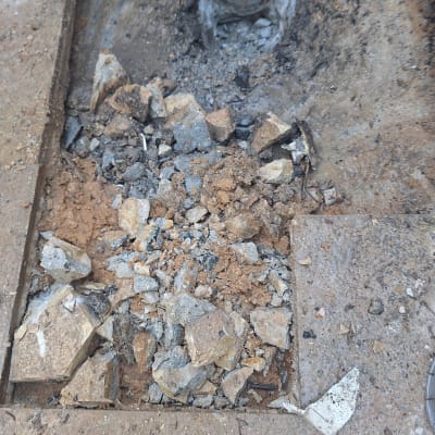 בור פתוח עם אבנים וחול סביבו