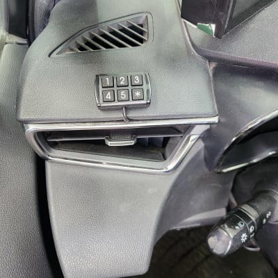 לוח מקשים ליד פתח אוורור ברכב