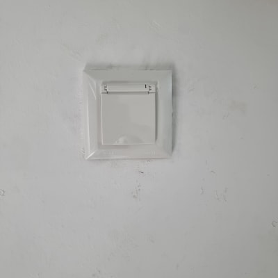 שקע חשמלי על קיר לבן