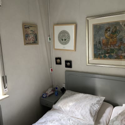 שני לחצנים על הקיר ליד המיטה