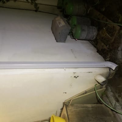 צינור ניקוז גשם על קיר חיצוני של גג