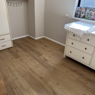 רצפת פרקט בחדר עם רהיטים לבנים