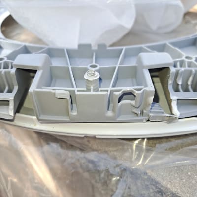 חלק פלסטיק עם ברגים ומבנה פנימי