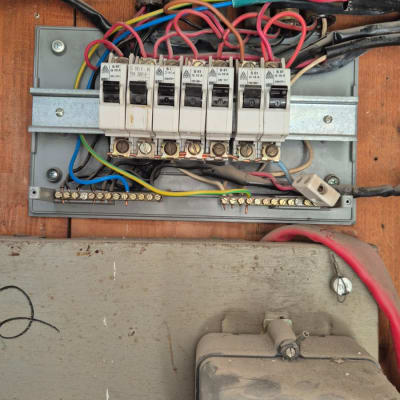 לוח חשמל עם חוטים ומפסקי זרם
