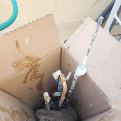 חוטי חשמל בתוך קופסת קרטון עם חיבורים