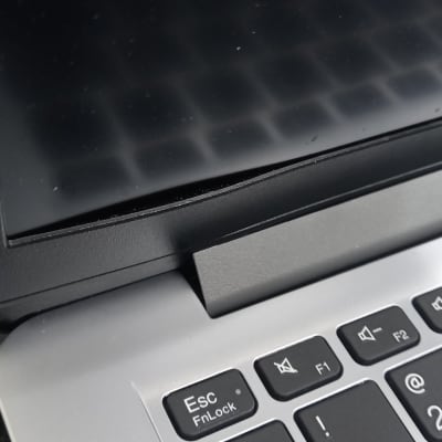 מקלדת מחשב נייד עם מסך כהה