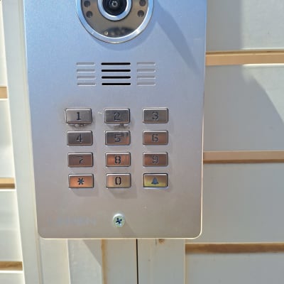 מערכת אינטרקום עם מצלמה ולוח מקשים