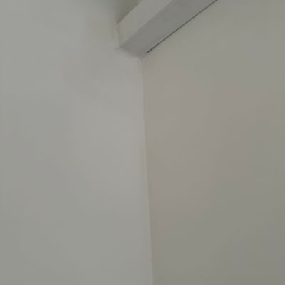 קיר לבן עם תעלה לאוורור מיזוג אוויר