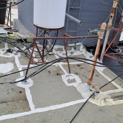 גג עם צינורות, דודי שמש ומבנה מתכת