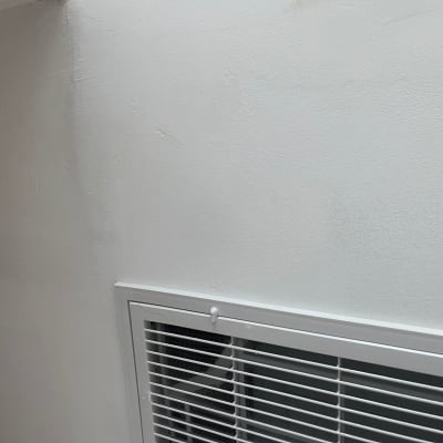 קיר גבס עם פתח אוורור לבן