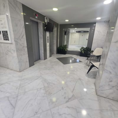רצפת שיש נקייה בלובי עם תאורה חזקה