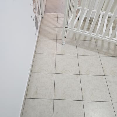 רצפת אריחים עם סימני שיפוץ ופסולת קטנה