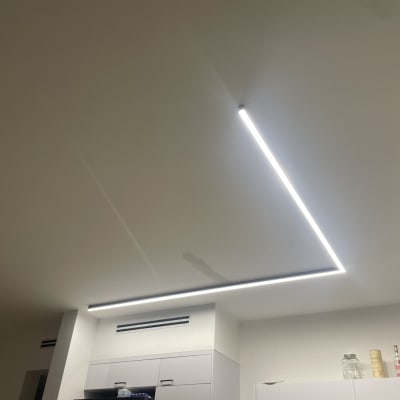 תאורת תקרה עם פסי לד בחדר פנימי