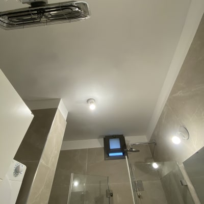 תקרה צבועה בחדר אמבטיה עם תאורה ומקלחת