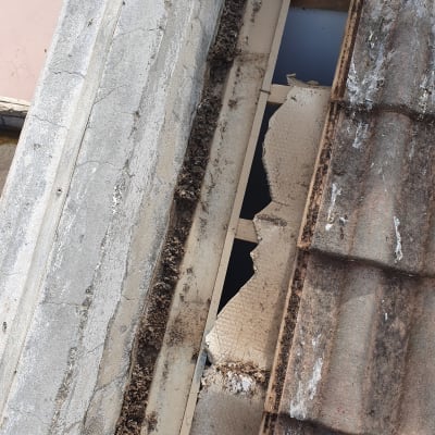 גג עם רעפים שבורים וחומר בידוד חשוף