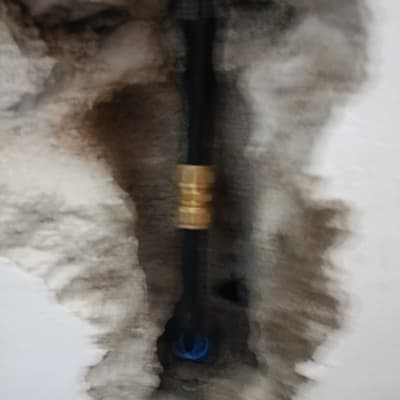 צינור מים בקיר עם חיבור פליז