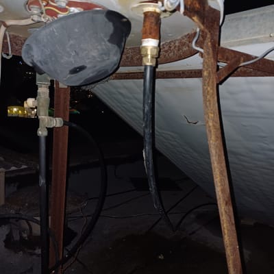 צינור מים מחובר לדוד חלוד על גג