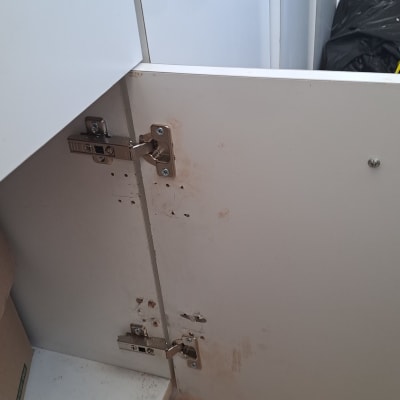 צירי ארון מטבח עם סימני שימוש