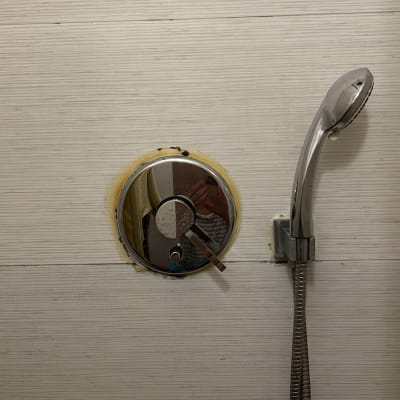 ברז מקלחת וכפתור שליטה על קיר