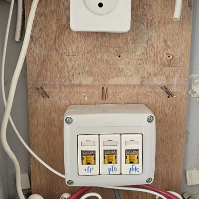 שקע חשמל ולוח תקשורת עם כבלים צבעוניים