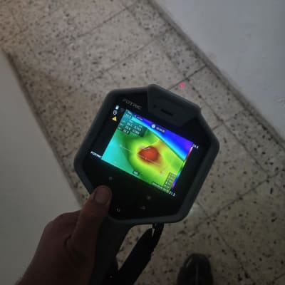 מכשיר תרמי לאיתור נזילות על רצפה