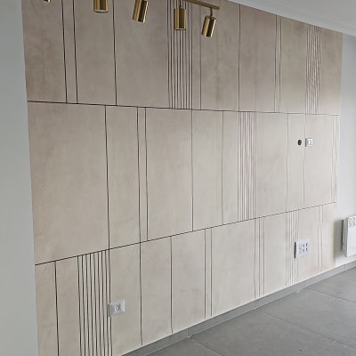 קיר עם טפט דמוי אריחים בגוונים בהירים