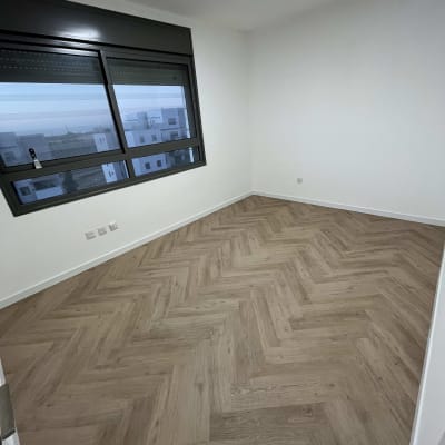 רצפת פרקט בעיצוב פישבון בחדר ריק